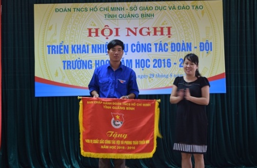 Hội đồng Đội huyện Lệ Thuỷ nhận cờ thi đua xuất sắc trong công tác Đội và phong trào thiếu nhi năm học 2015 - 2016